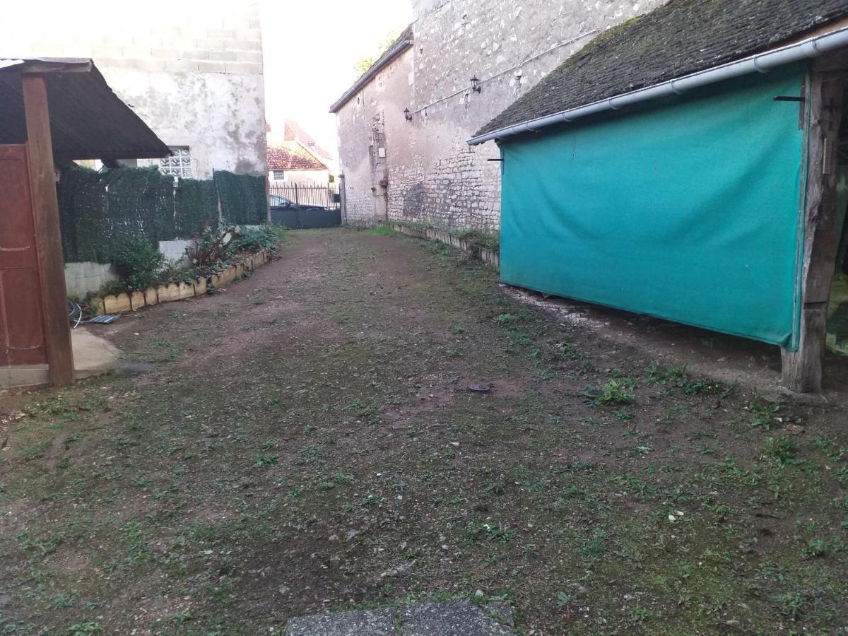 Maison Pour Nombreuses Personnes Pousseaux Exterior photo
